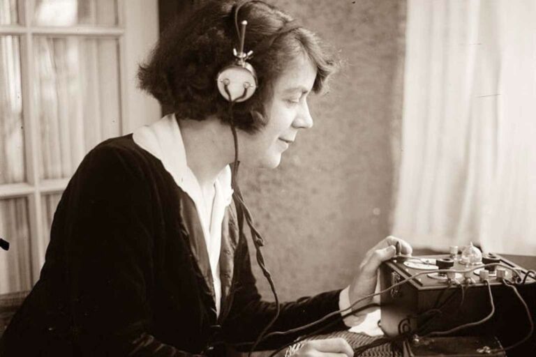 Sustainable Headphones - Headphones became popular during the 1920s to listen to radio
