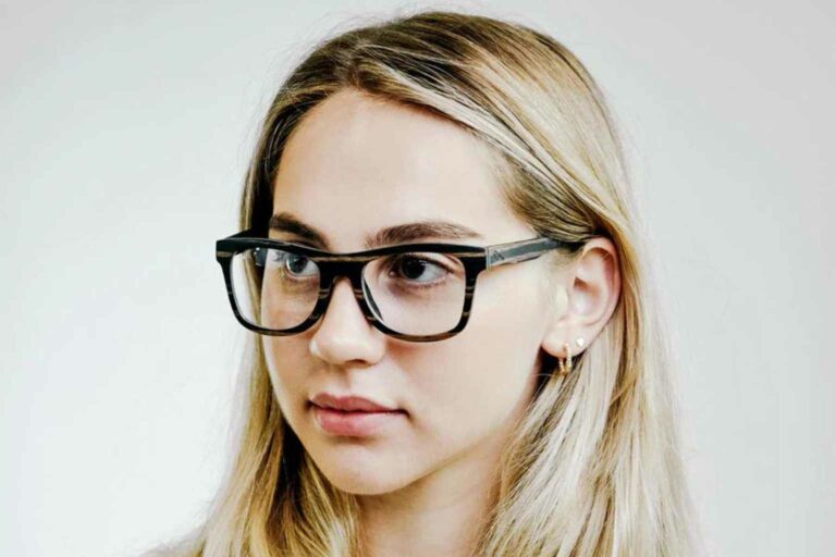 Sustainable Eyewear Look for frames made from sustainable materials like wood or recycled plastic