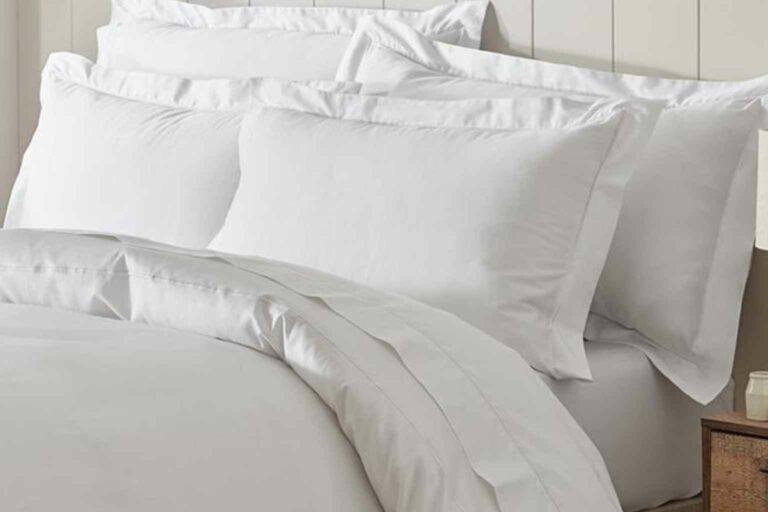 Sustainable Bedclothes White & Green GOTS certified organic cotton bedclothes are perfect for a sustainable night's sleep